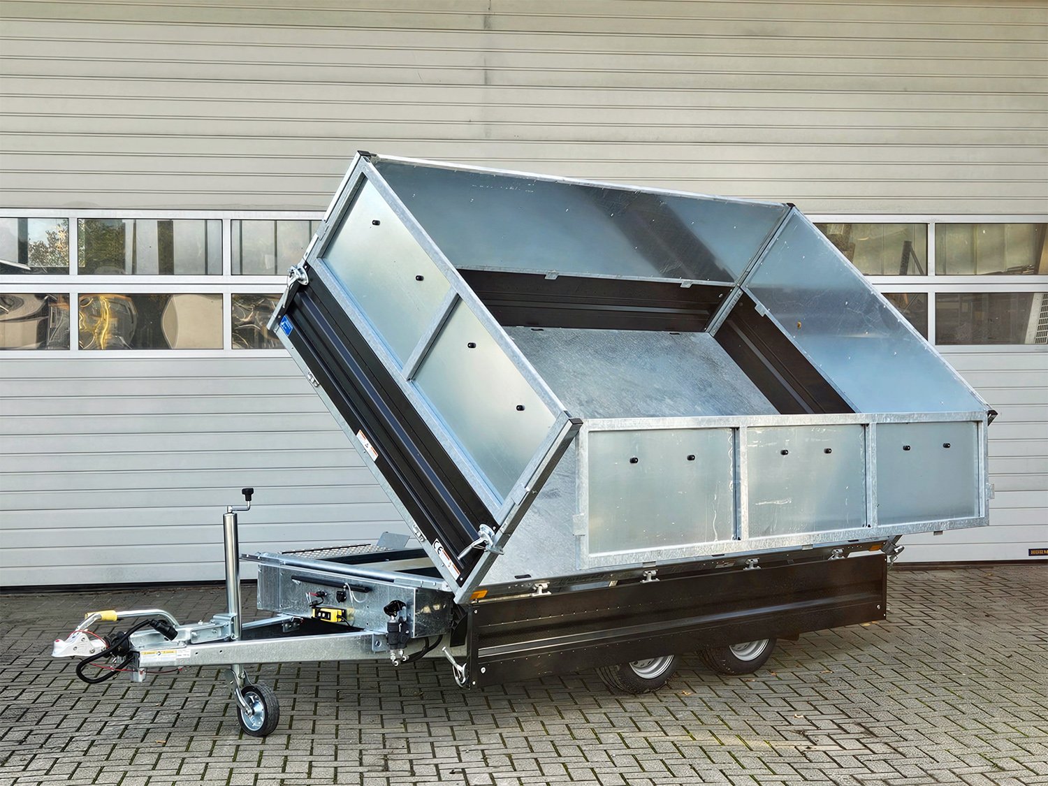 Humbaur 3-Seiten-Kipper HTK 3500.31 STAHL – E-Pumpe - Stahlblechaufsatz 600 mm – Ladefläche 314 × 175 cm – 3500 kg – Tandemachser – Ansicht 1