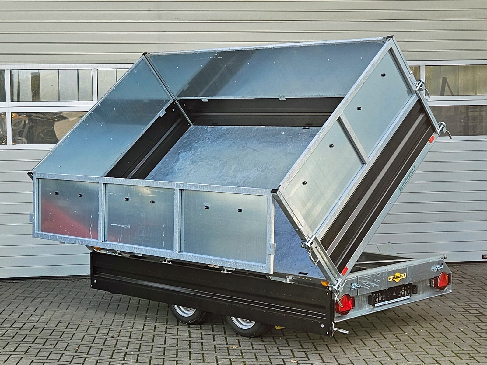 Humbaur 3-Seiten-Kipper HTK 3500.31 STAHL – E-Pumpe - Stahlblechaufsatz 600 mm – Ladefläche 314 × 175 cm – 3500 kg – Tandemachser – Ansicht 2