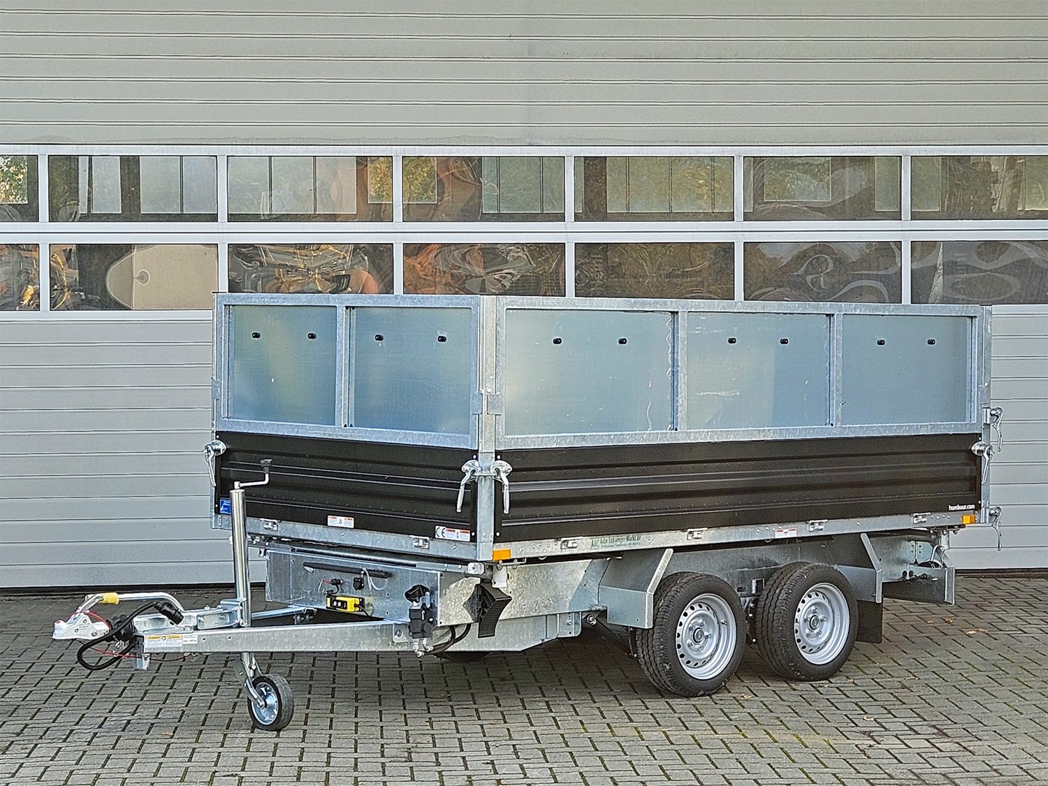 Humbaur 3-Seiten-Kipper HTK 3500.31 STAHL – E-Pumpe - Stahlblechaufsatz 600 mm – Ladefläche 314 × 175 cm – 3500 kg – Tandemachser – Ansicht 3