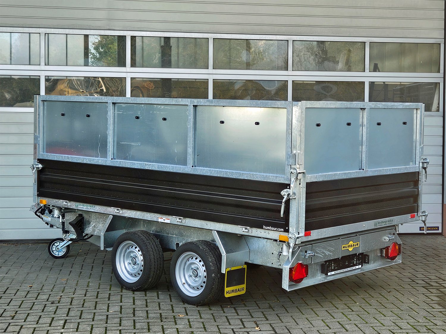 Humbaur 3-Seiten-Kipper HTK 3500.31 STAHL – E-Pumpe - Stahlblechaufsatz 600 mm – Ladefläche 314 × 175 cm – 3500 kg – Tandemachser – Ansicht 4