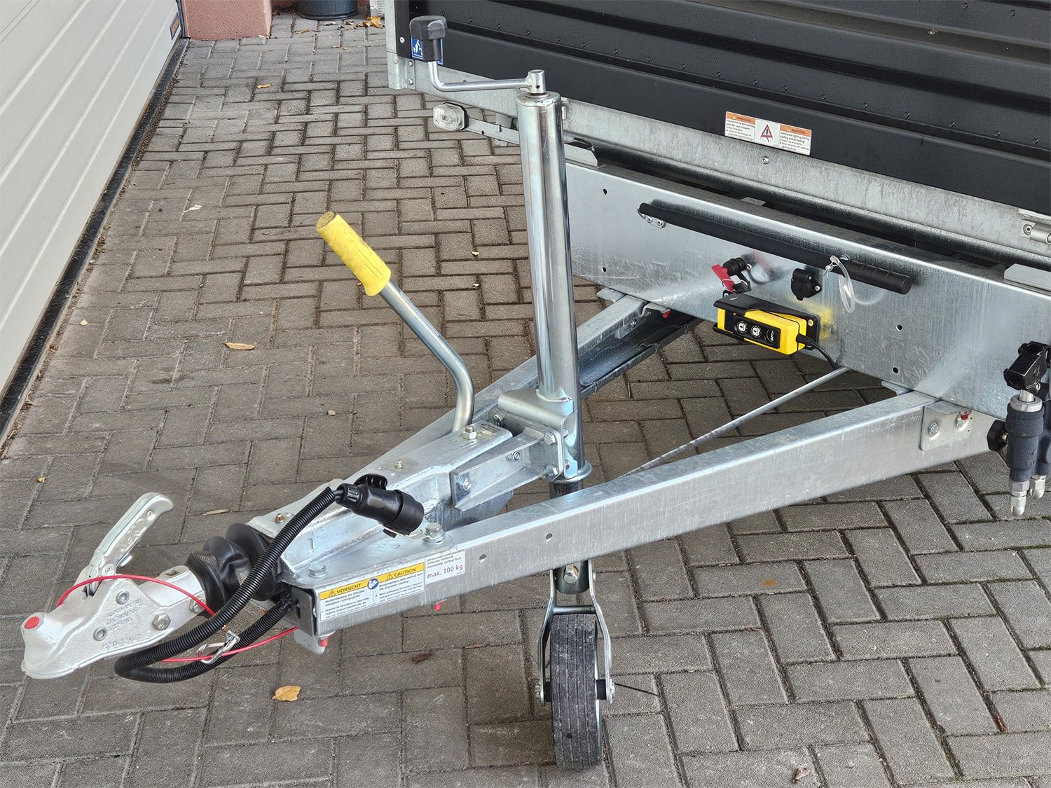 Humbaur 3-Seiten-Kipper HTK 3500.31 STAHL – E-Pumpe - Stahlblechaufsatz 600 mm – Ladefläche 314 × 175 cm – 3500 kg – Tandemachser – Ansicht 5