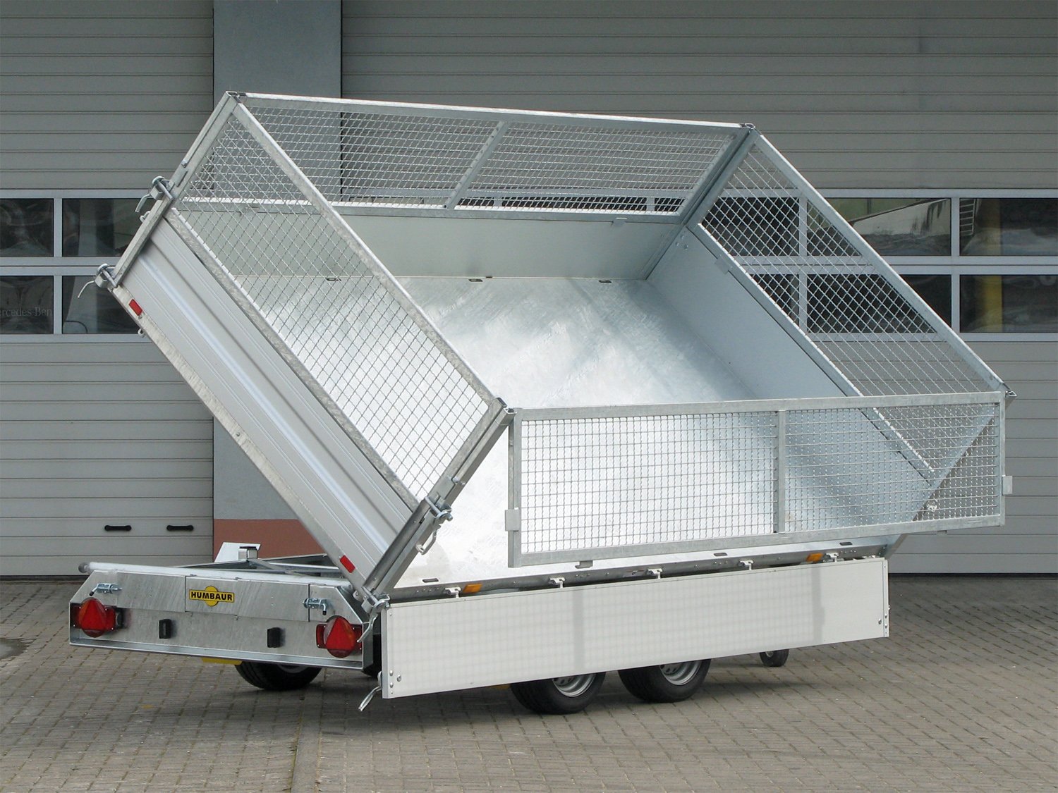 Humbaur 3-Seiten-Kipper HTK 3500.37 ALU – E-Pumpe, Gitteraufsatz 600 mm – Ladefläche 363 × 185,5 cm – 3500 kg – Tandemachser – Ansicht 1