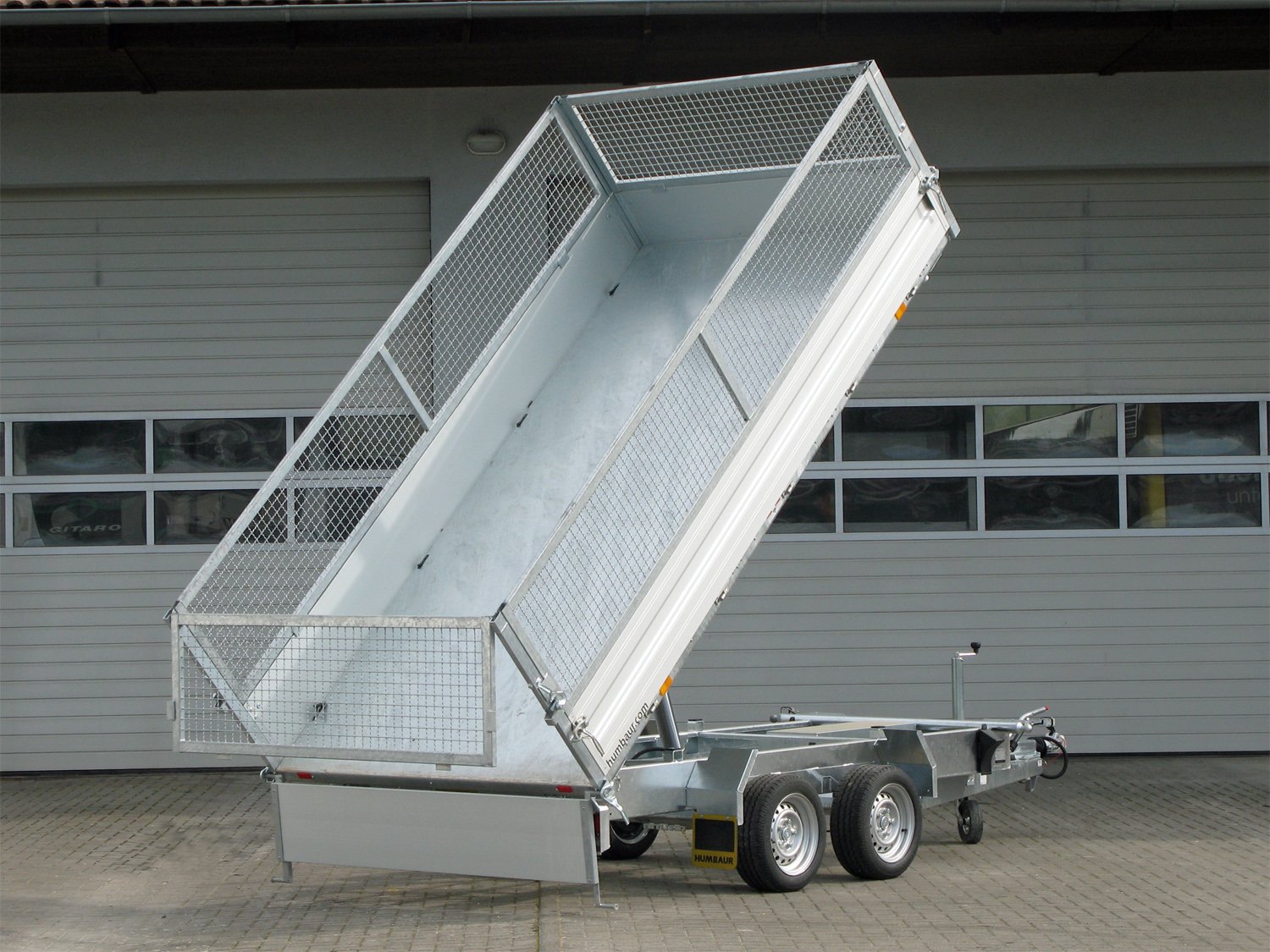 Humbaur 3-Seiten-Kipper HTK 3500.37 ALU – E-Pumpe, Gitteraufsatz 600 mm – Ladefläche 363 × 185,5 cm – 3500 kg – Tandemachser – Ansicht 2