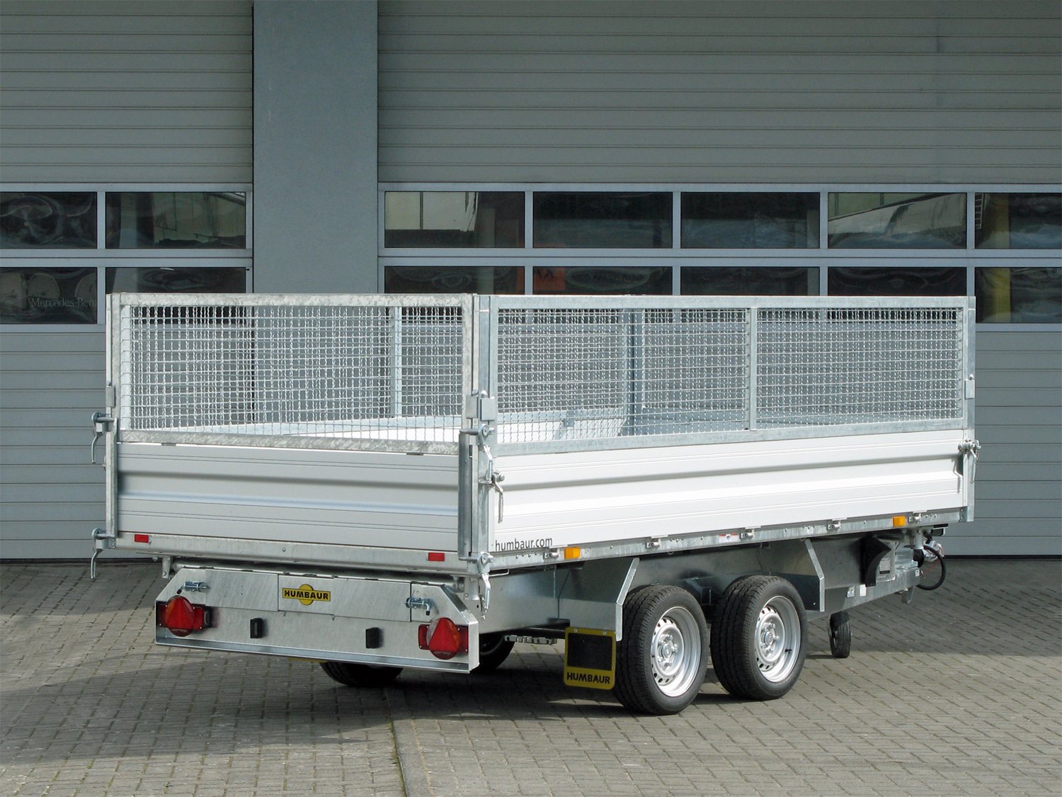 Humbaur 3-Seiten-Kipper HTK 3500.37 ALU – E-Pumpe, Gitteraufsatz 600 mm – Ladefläche 363 × 185,5 cm – 3500 kg – Tandemachser – Ansicht 3