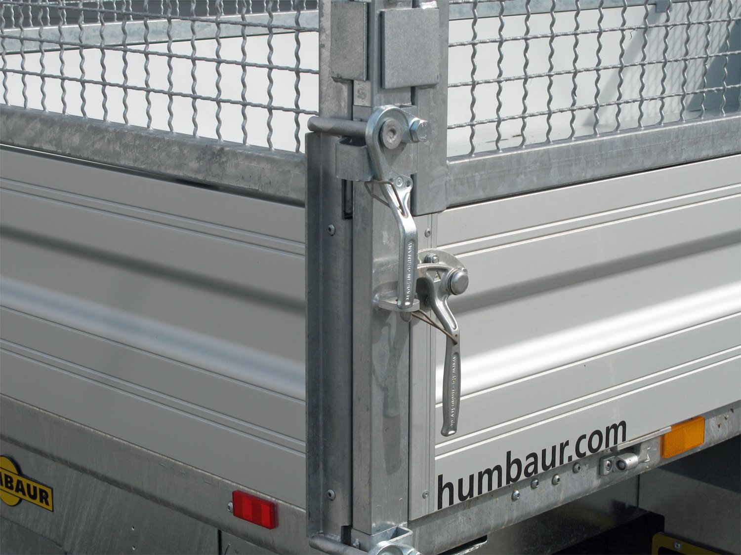 Humbaur 3-Seiten-Kipper HTK 3500.37 ALU – E-Pumpe, Gitteraufsatz 600 mm – Ladefläche 363 × 185,5 cm – 3500 kg – Tandemachser – Ansicht 4