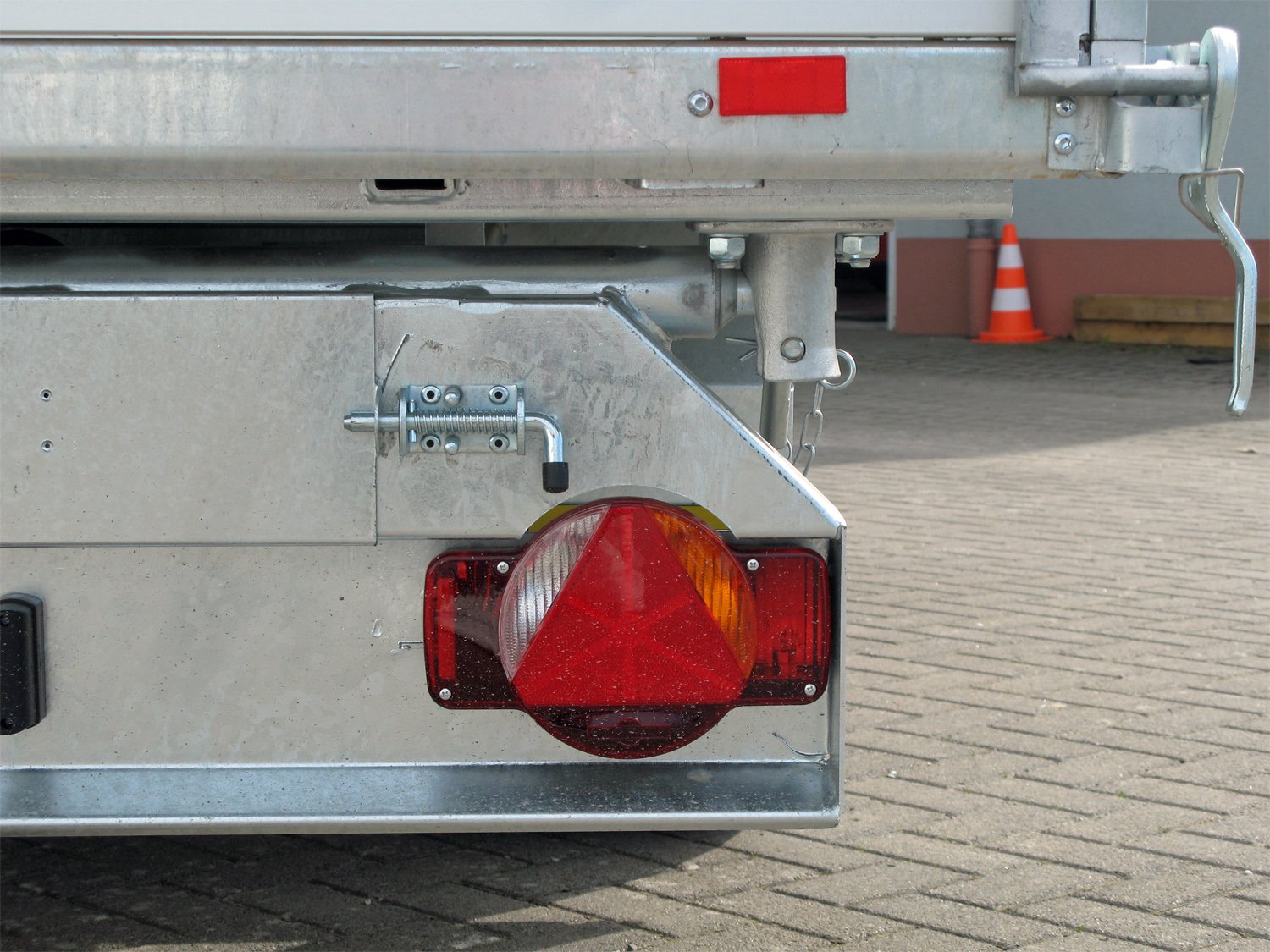 Humbaur 3-Seiten-Kipper HTK 3500.37 ALU – E-Pumpe, Gitteraufsatz 600 mm – Ladefläche 363 × 185,5 cm – 3500 kg – Tandemachser – Ansicht 5