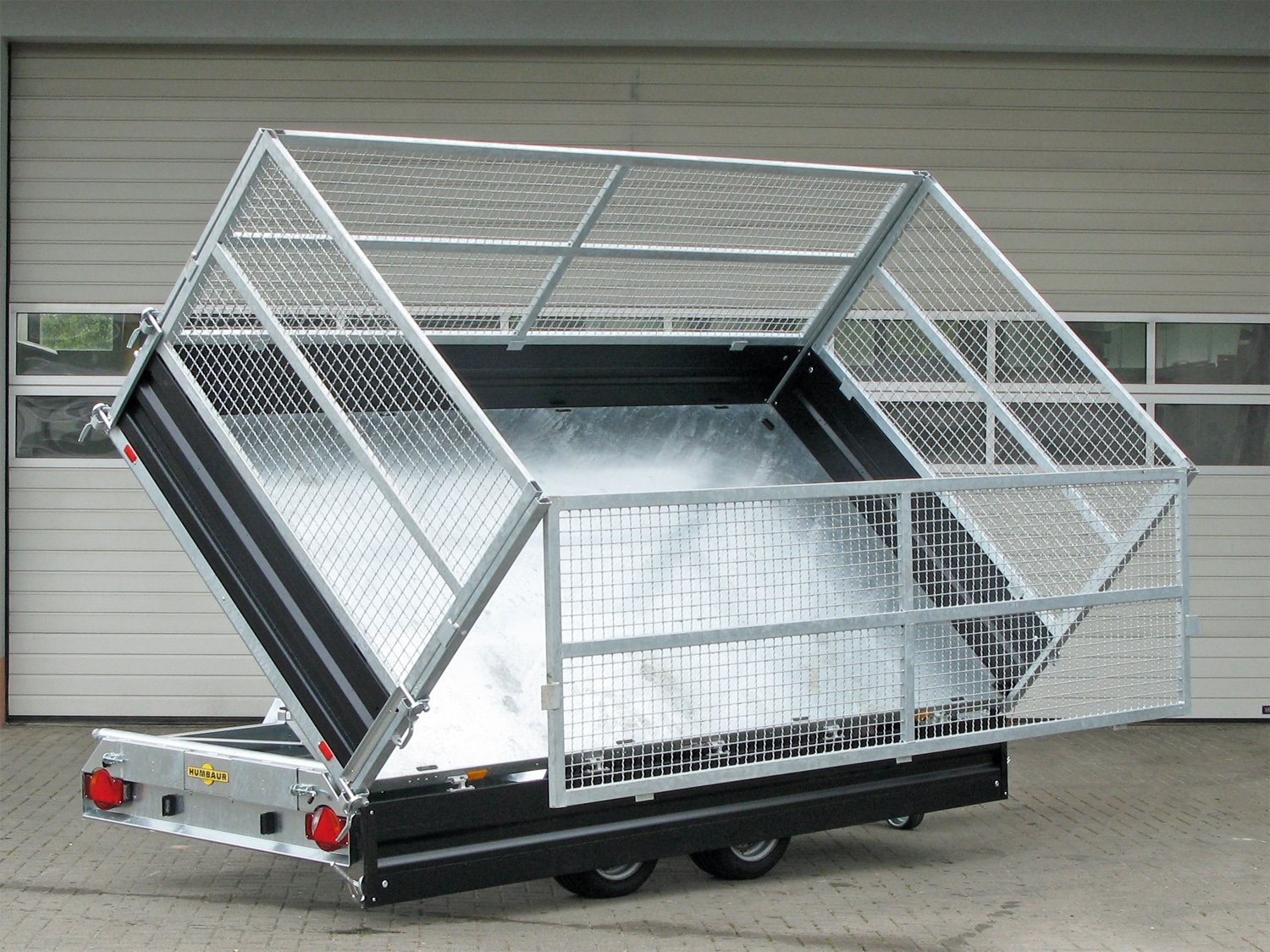 Humbaur 3-Seiten-Kipper HTK 3500.37 STAHL – E-Pumpe - Gitteraufsatz 1000 mm – Ladefläche 363 × 185,5 cm – 3500 kg – Tandemachser – Ansicht 1