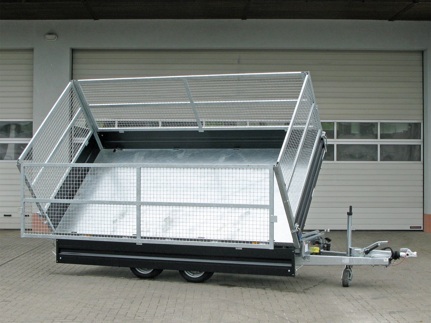 Humbaur 3-Seiten-Kipper HTK 3500.37 STAHL – E-Pumpe - Gitteraufsatz 1000 mm – Ladefläche 363 × 185,5 cm – 3500 kg – Tandemachser – Ansicht 2