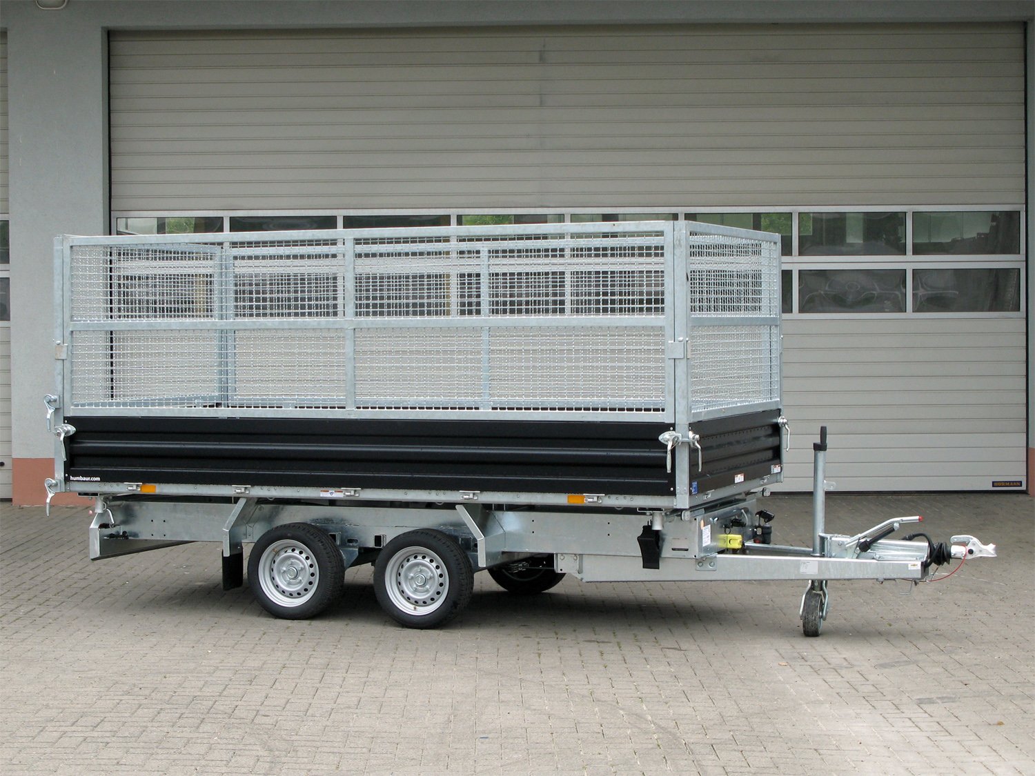 Humbaur 3-Seiten-Kipper HTK 3500.37 STAHL – E-Pumpe - Gitteraufsatz 1000 mm – Ladefläche 363 × 185,5 cm – 3500 kg – Tandemachser – Ansicht 3