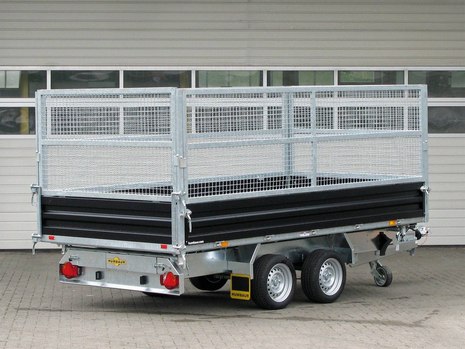 Humbaur 3-Seiten-Kipper HTK 3500.37 STAHL – E-Pumpe - Gitteraufsatz 1000 mm – Ladefläche 363 × 185,5 cm – 3500 kg – Tandemachser – Ansicht 4