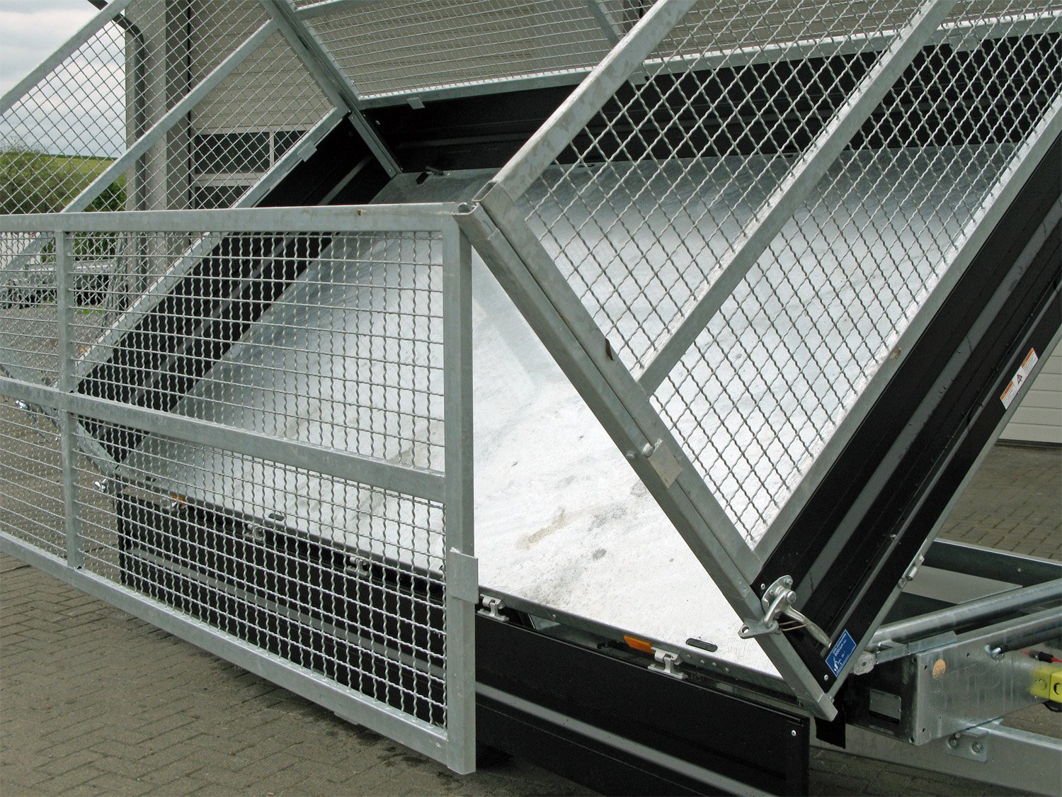 Humbaur 3-Seiten-Kipper HTK 3500.37 STAHL – E-Pumpe - Gitteraufsatz 1000 mm – Ladefläche 363 × 185,5 cm – 3500 kg – Tandemachser – Ansicht 5