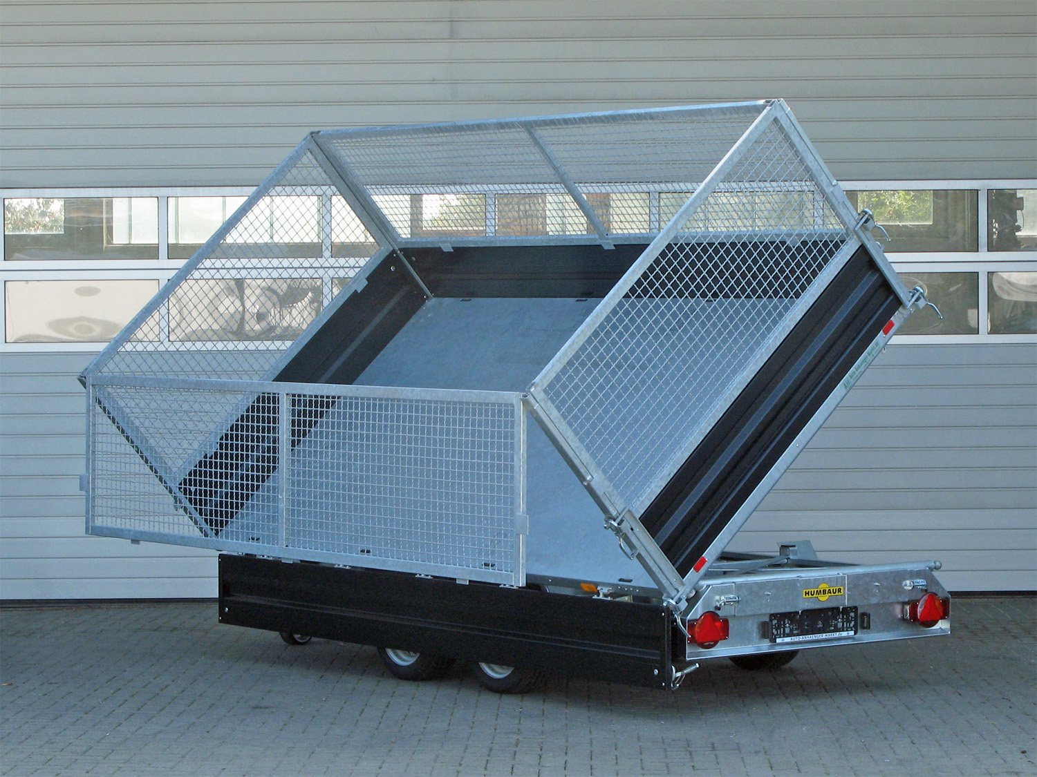Humbaur 3-Seiten-Kipper HTK 3500.37 STAHL – E-Pumpe - Gitteraufsatz 800 mm – Ladefläche 363 × 185,5 cm – 3500 kg – Tandemachser – Ansicht 1