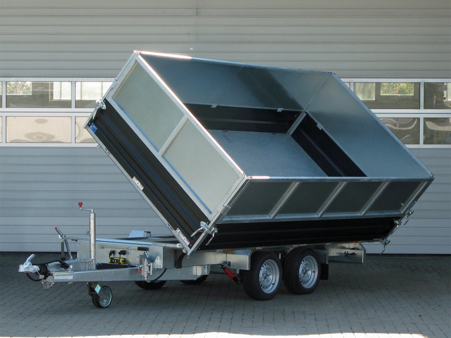 Humbaur 3-Seiten-Kipper HTK 3500.37 STAHL – E-Pumpe, Stahblechaufsatz 600 mm – Ladefläche 363 × 185,5 cm – 3500 kg – Tandemachser – Ansicht 1