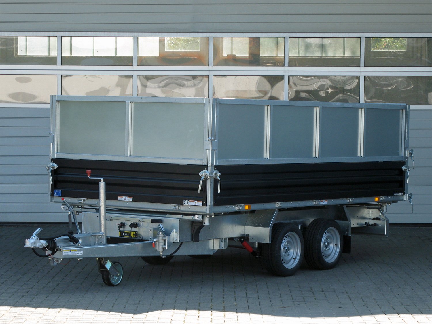Humbaur 3-Seiten-Kipper HTK 3500.37 STAHL – E-Pumpe, Stahblechaufsatz 600 mm – Ladefläche 363 × 185,5 cm – 3500 kg – Tandemachser – Ansicht 2