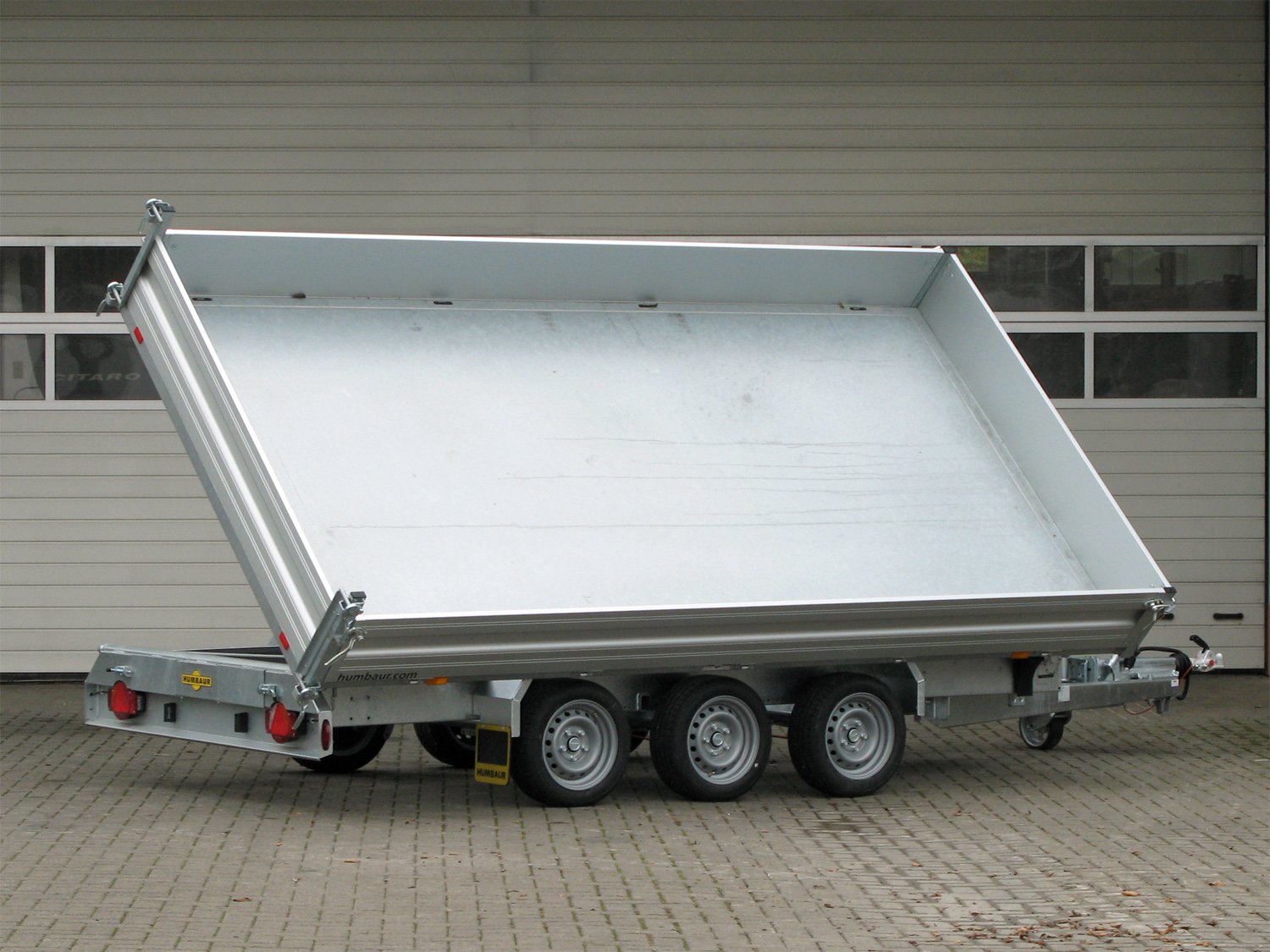 Humbaur 3-Seiten-Kipper HTK 3500.41 ALU Tridem – 3 Achser mit E-Pumpe – Ladefläche 410 × 210 cm – 3500 kg – 3-Achser – Ansicht 1
