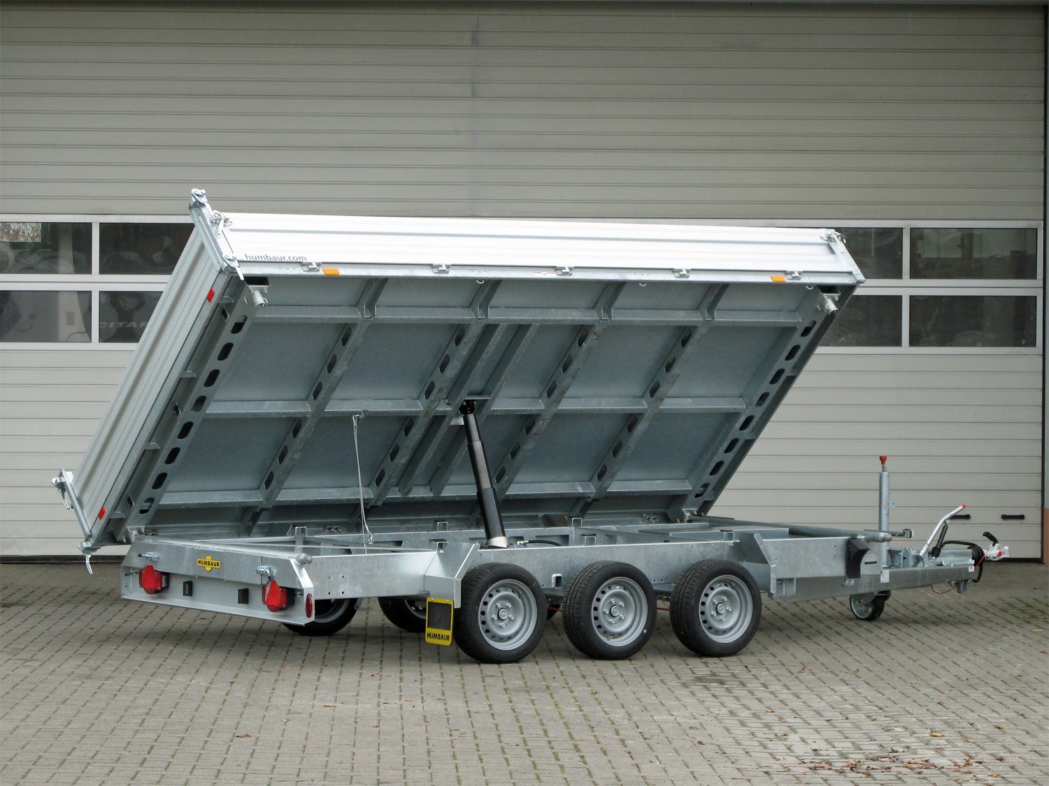 Humbaur 3-Seiten-Kipper HTK 3500.41 ALU Tridem – 3 Achser mit E-Pumpe – Ladefläche 410 × 210 cm – 3500 kg – 3-Achser – Ansicht 2