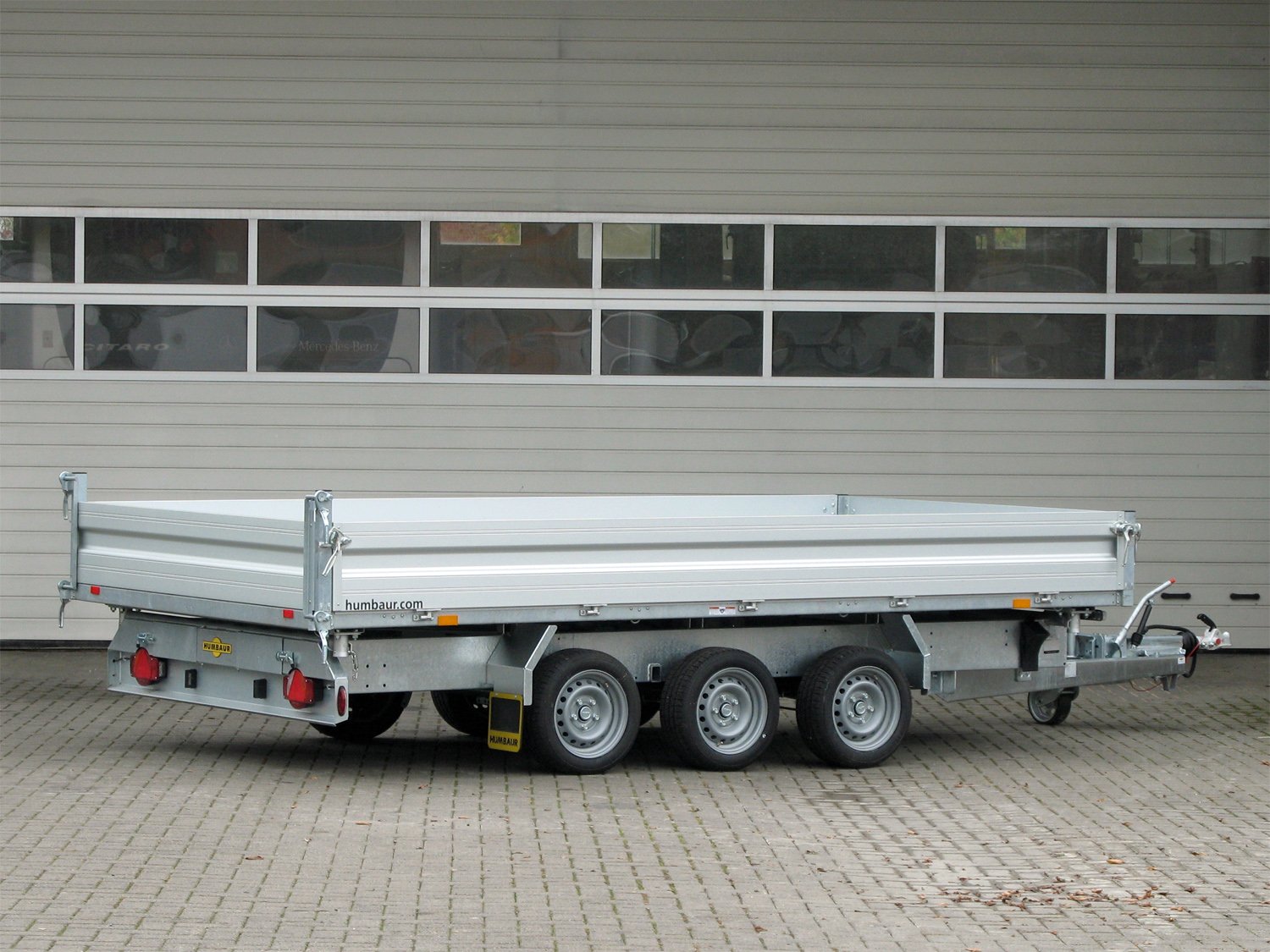 Humbaur 3-Seiten-Kipper HTK 3500.41 ALU Tridem – 3 Achser mit E-Pumpe – Ladefläche 410 × 210 cm – 3500 kg – 3-Achser – Ansicht 3