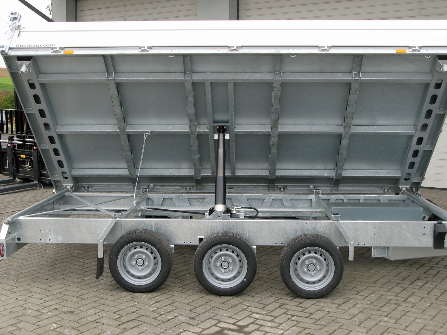 Humbaur 3-Seiten-Kipper HTK 3500.41 ALU Tridem – 3 Achser mit E-Pumpe – Ladefläche 410 × 210 cm – 3500 kg – 3-Achser – Ansicht 4