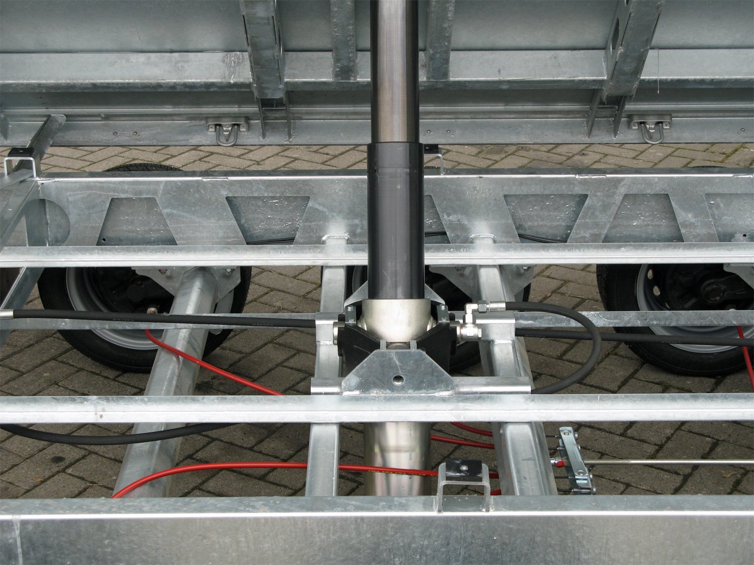 Humbaur 3-Seiten-Kipper HTK 3500.41 ALU Tridem – 3 Achser mit E-Pumpe – Ladefläche 410 × 210 cm – 3500 kg – 3-Achser – Ansicht 5