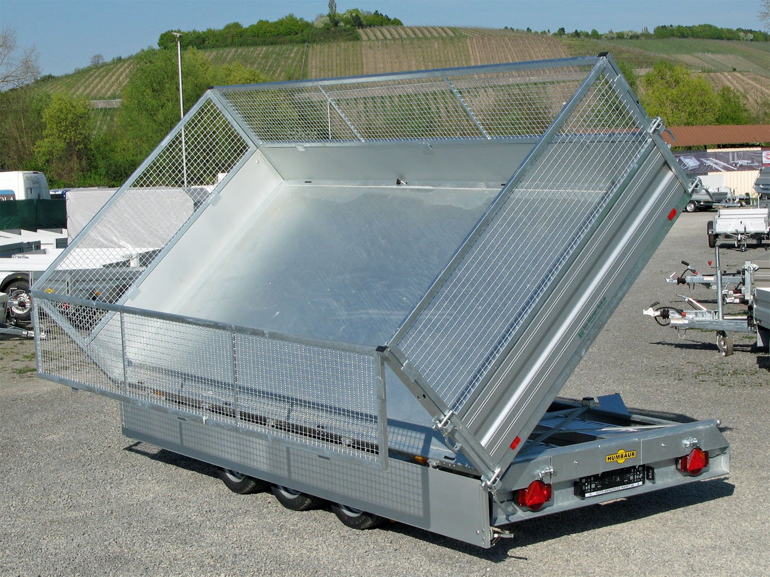 Humbaur 3-Seiten-Kipper HTK 3500.41 ALU Tridem – 3 Achser mit Gitteraufsatz 600mm – Ladefläche 410 × 210 cm – 3500 kg – 3-Achser – Ansicht 1