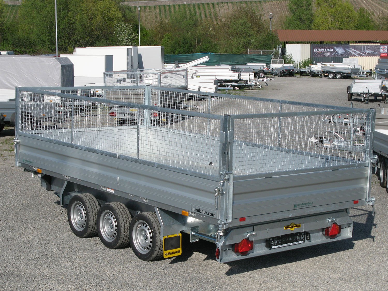 Humbaur 3-Seiten-Kipper HTK 3500.41 ALU Tridem – 3 Achser mit Gitteraufsatz 600mm – Ladefläche 410 × 210 cm – 3500 kg – 3-Achser – Ansicht 2