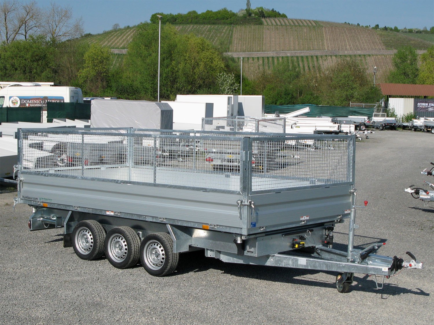 Humbaur 3-Seiten-Kipper HTK 3500.41 ALU Tridem – 3 Achser mit Gitteraufsatz 600mm – Ladefläche 410 × 210 cm – 3500 kg – 3-Achser – Ansicht 4