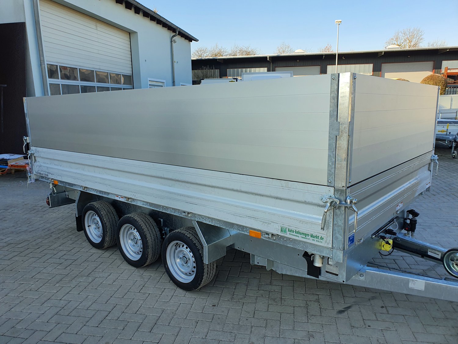 Humbaur 3-Seiten-Kipper HTK 3500.41 ALU Tridem – Alu Bordwandaufsatz 600 – Ladefläche 410 × 210 cm – 3500 kg – 3-Achser – Ansicht 1