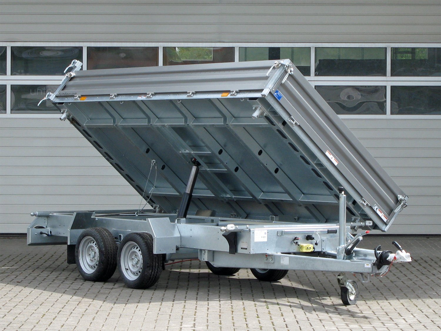 Humbaur 3-Seiten-Kipper HTK 3500.41 STAHL – Parabelfederung – Ladefläche 410 × 210 cm – 3500 kg – Tandemachser – Ansicht 2