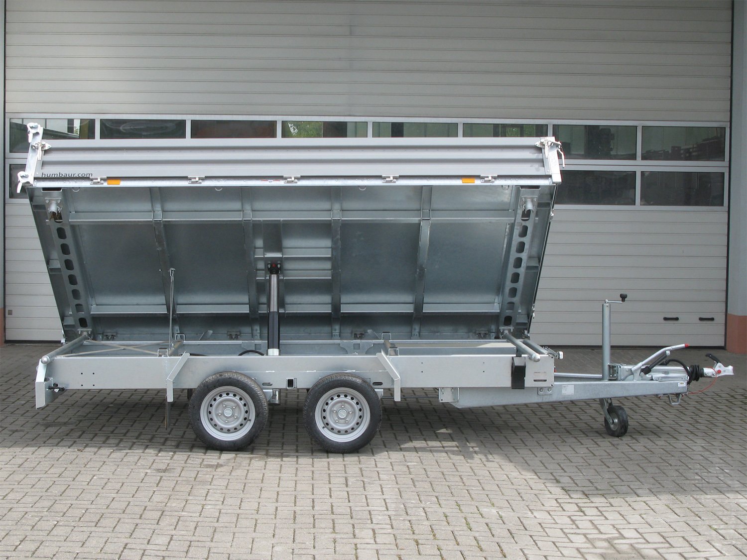 Humbaur 3-Seiten-Kipper HTK 3500.41 STAHL – Parabelfederung – Ladefläche 410 × 210 cm – 3500 kg – Tandemachser – Ansicht 3