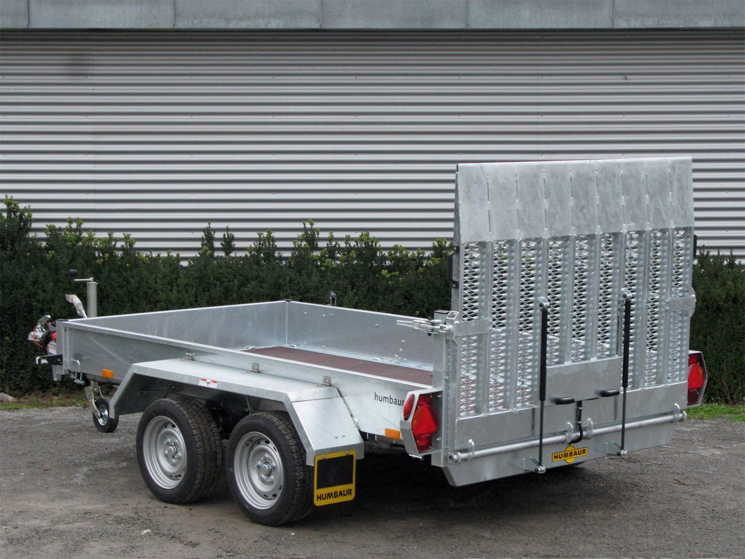 Humbaur Absenkanhänger Senko 303016 – Ladefläche 300 × 160 cm – 3000 kg – Tandemachser – Ansicht 1