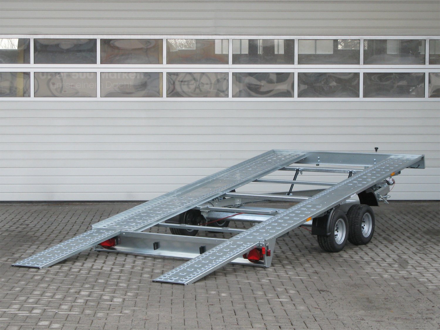 Humbaur Autotransporter FTK 274022 – kippbar mit kurze Rampen – Ladefläche 400 × 214 cm – 2700 kg – Tandemachser – Ansicht 1
