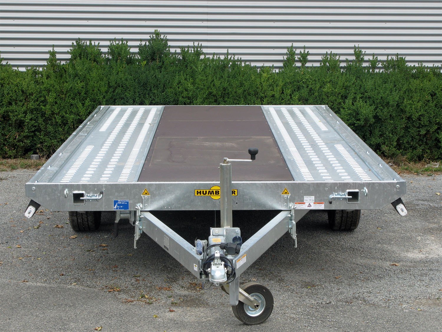 Humbaur Autotransporter MTK 304222 kippbar – Holzmittelboden Kippbar – Ladefläche 420 × 218 cm – 3000 kg – Tandemachser – Ansicht 2