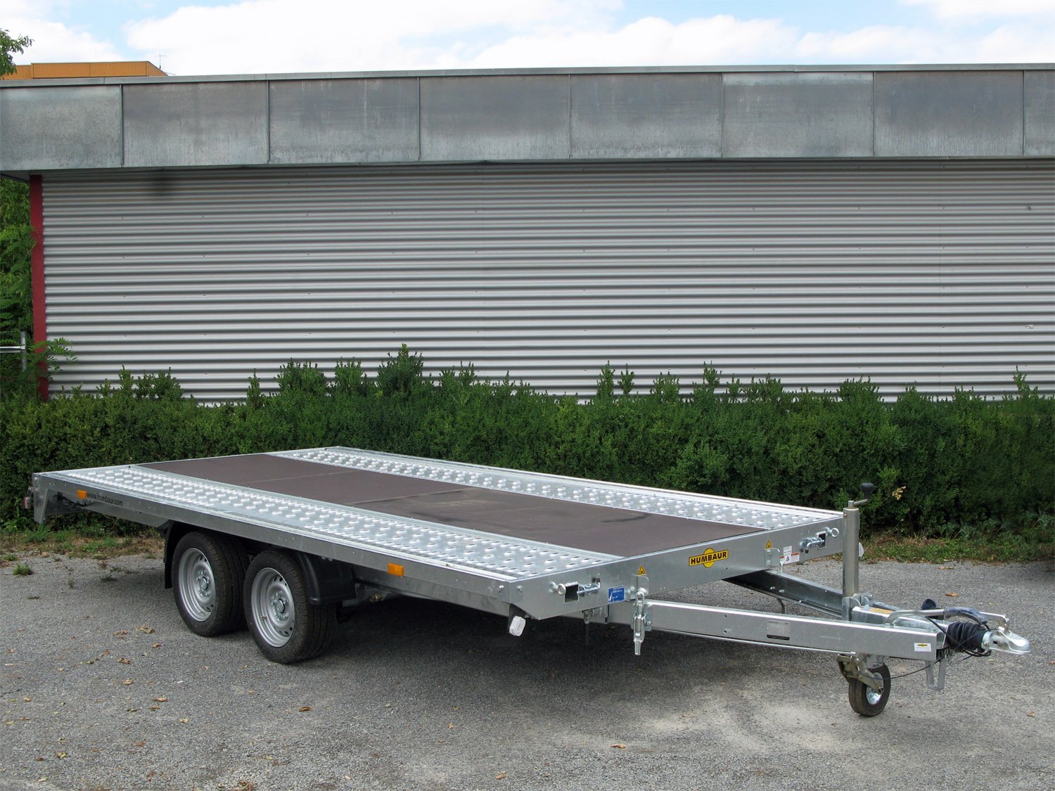 Humbaur Autotransporter MTK 304222 kippbar – Holzmittelboden Kippbar – Ladefläche 420 × 218 cm – 3000 kg – Tandemachser – Ansicht 3