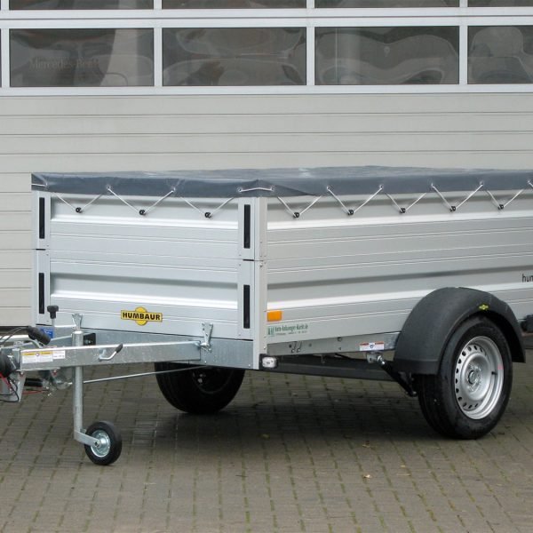 Humbaur Kastenanhänger HA132513 KV 100 km/h – 100km/h Bordwandaufsatz Flachplane – Ladefläche 251 × 131 cm – 1300 kg – Einachser – Ansicht 1