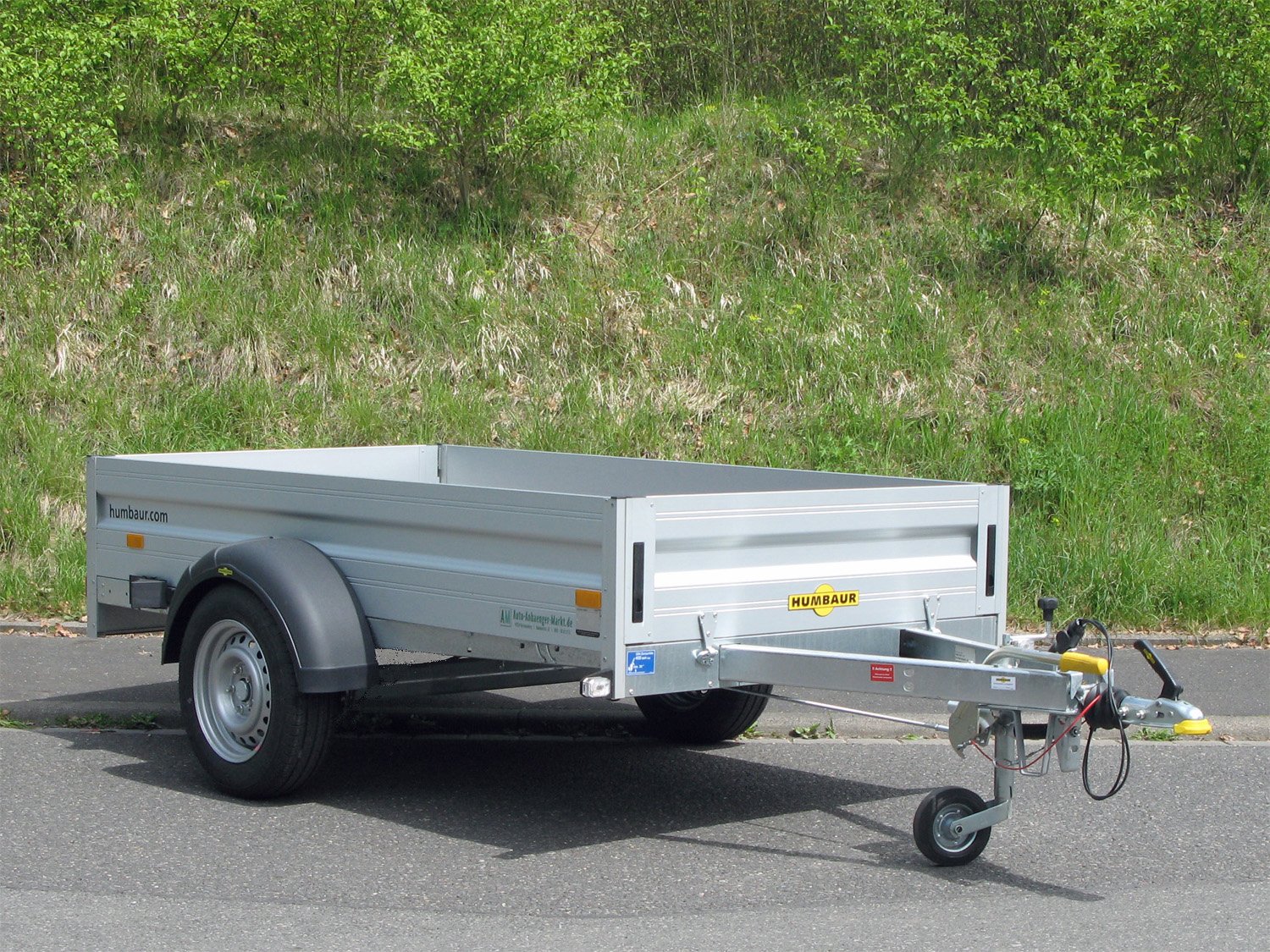 Humbaur Kastenanhänger HA152513 KV – klappbare Vorderwand – Ladefläche 251 × 131 cm – 1500 kg – Einachser – Ansicht 1
