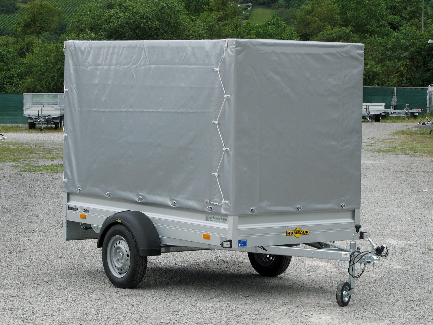 Humbaur Kastenanhänger HA752513 KV – hochwertiger Planenaufbau 1600 mm LH – Ladefläche 251 × 131 cm – 750 kg – Einachser – Ansicht 1