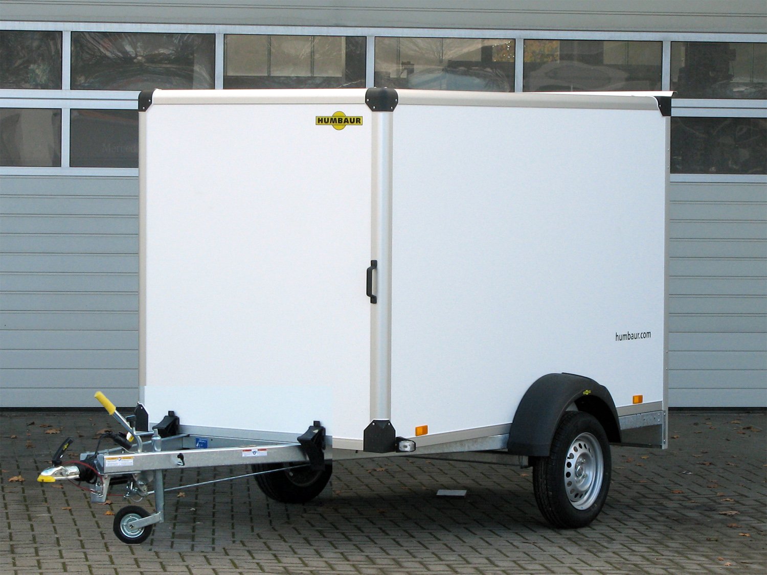 Humbaur Kofferanhänger HK 132513-15P FlexZurr – Türe hinten – Ladefläche 251,5 × 132 cm – 1300 kg – Einachser – Ansicht 1