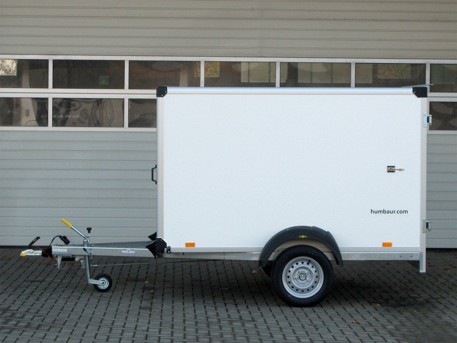 Humbaur Kofferanhänger HK 132513-15P FlexZurr – Türe hinten – Ladefläche 251,5 × 132 cm – 1300 kg – Einachser – Ansicht 2