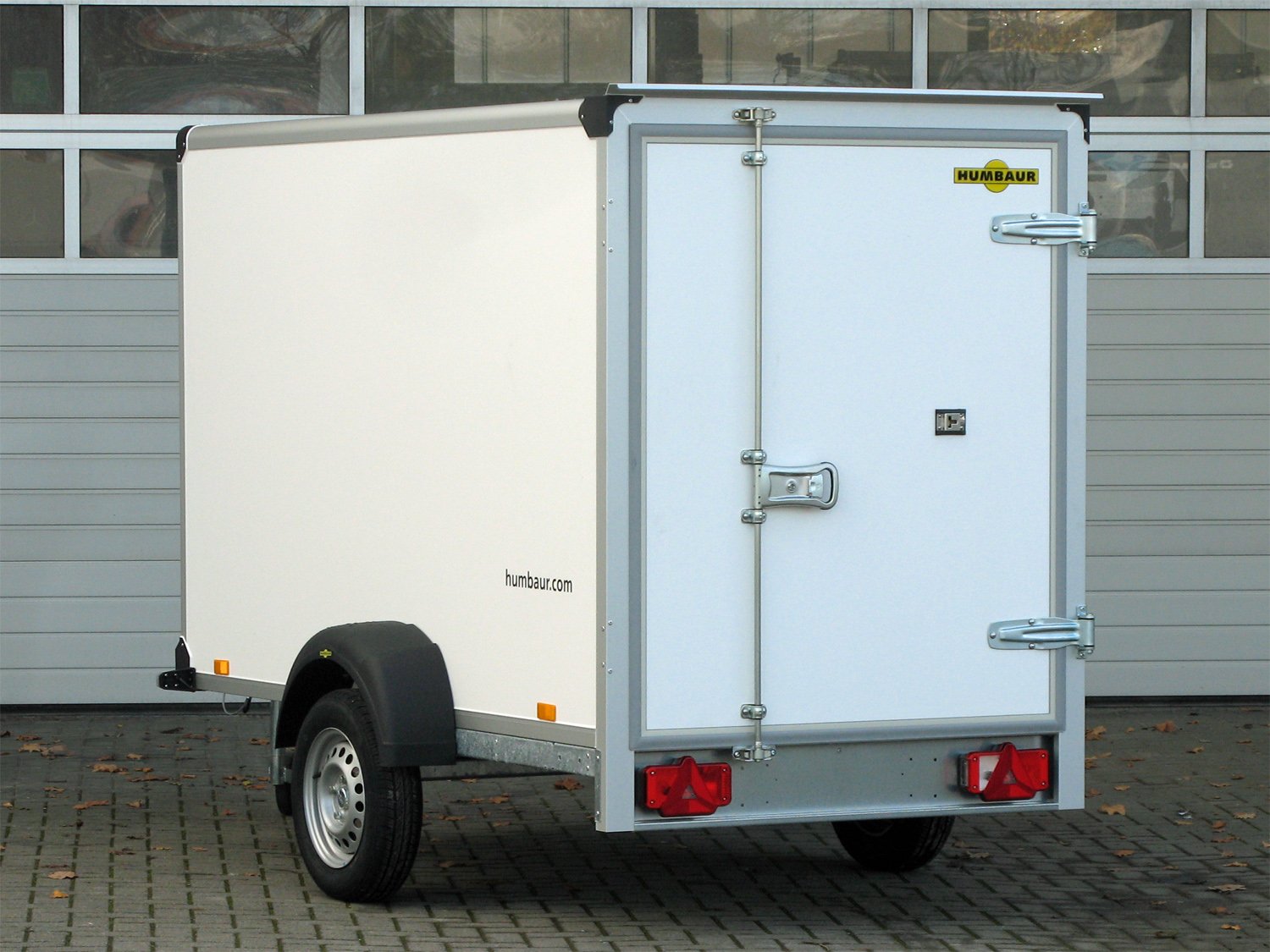 Humbaur Kofferanhänger HK 132513-15P FlexZurr – Türe hinten – Ladefläche 251,5 × 132 cm – 1300 kg – Einachser – Ansicht 3