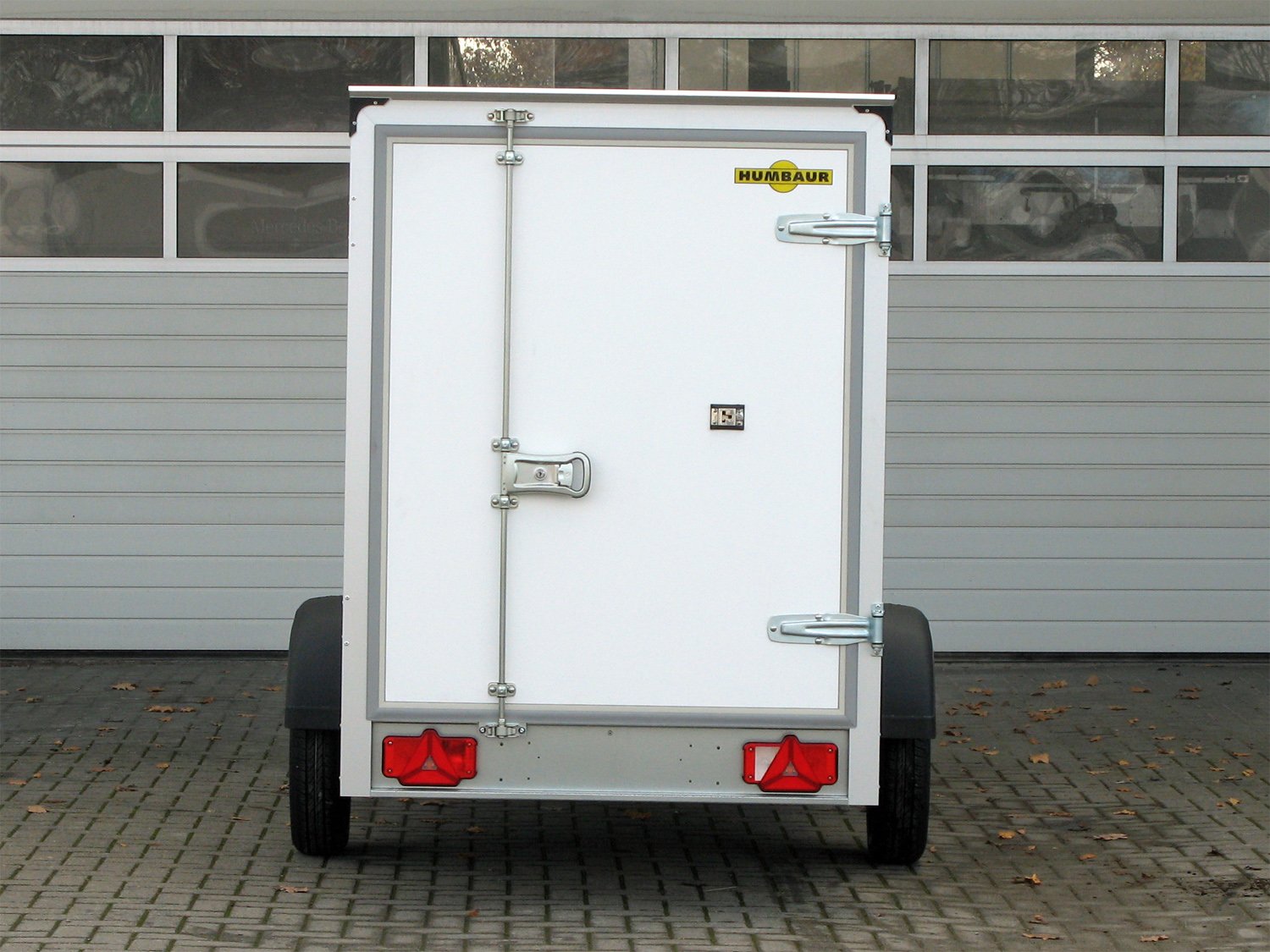 Humbaur Kofferanhänger HK 132513-15P FlexZurr – Türe hinten – Ladefläche 251,5 × 132 cm – 1300 kg – Einachser – Ansicht 4
