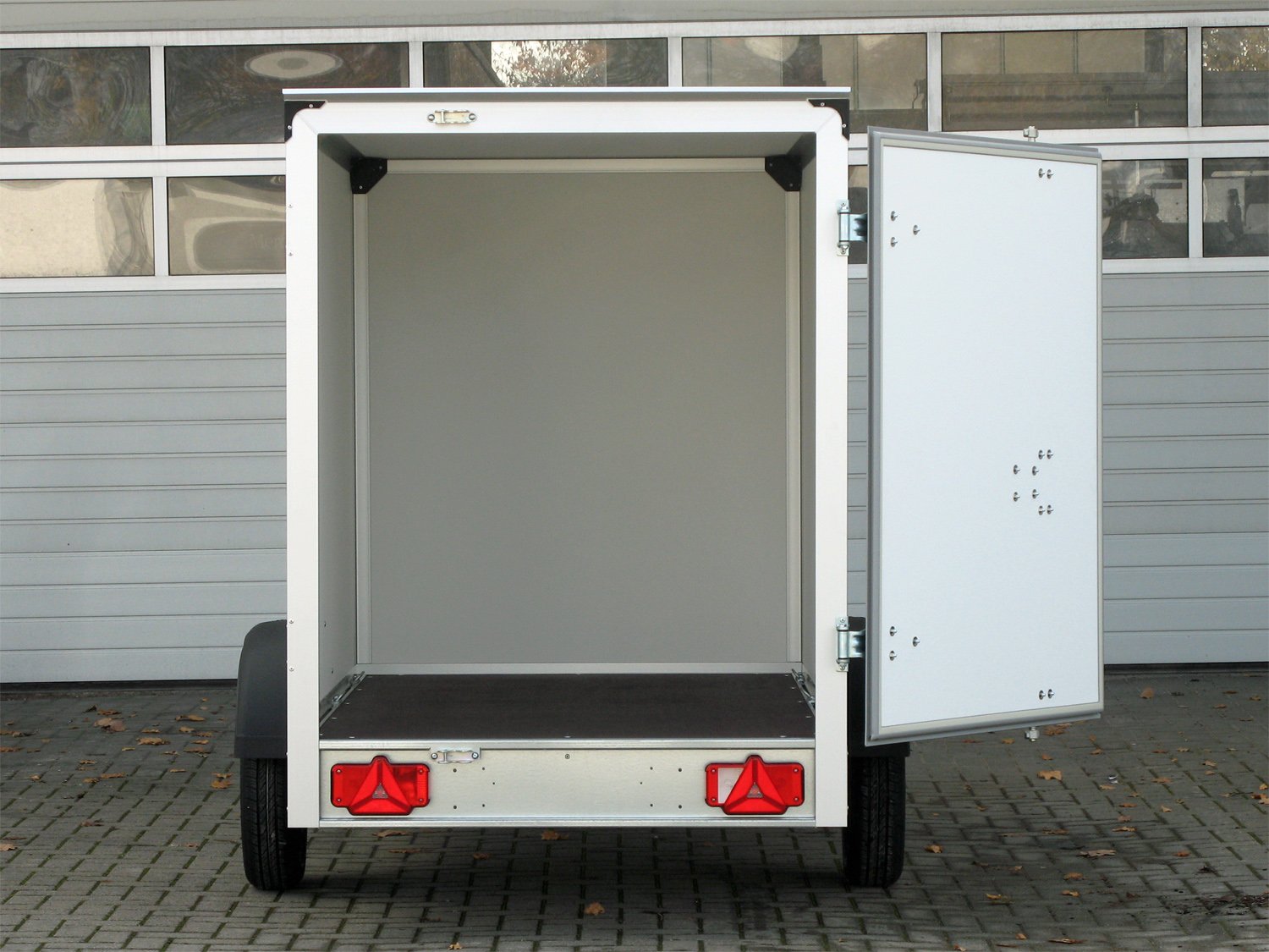 Humbaur Kofferanhänger HK 132513-15P FlexZurr – Türe hinten – Ladefläche 251,5 × 132 cm – 1300 kg – Einachser – Ansicht 5