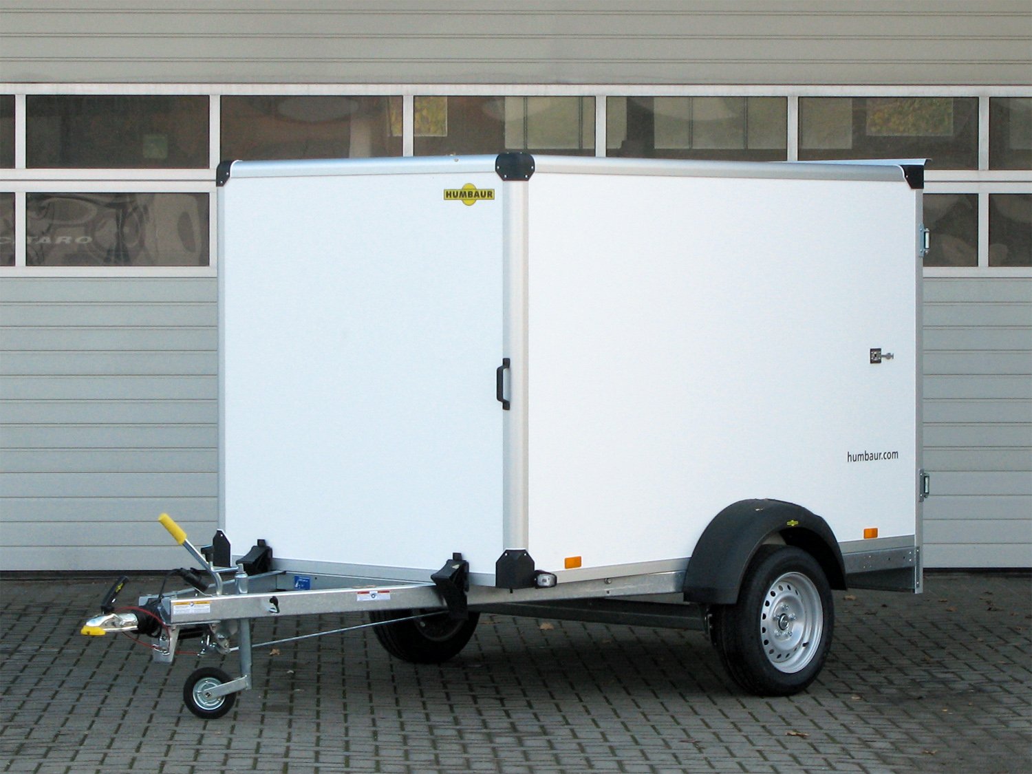 Humbaur Kofferanhänger HK 132515-15P FlexZurr – Rampe – Ladefläche 251,5 × 151 cm – 1300 kg – Einachser – Ansicht 1