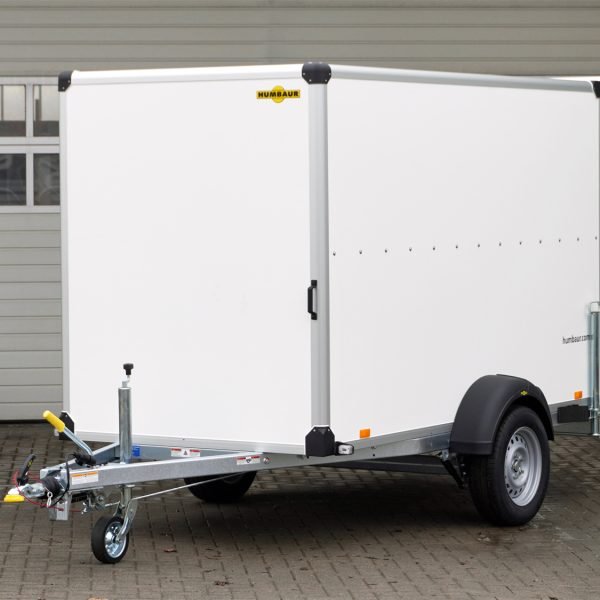 Humbaur Kofferanhänger HK 133015-18P FlexZurr – Rampe – 100 km/h – Zurrschienen – Ladefläche 304 × 151 cm – 1300 kg – Einachser – Ansicht 1