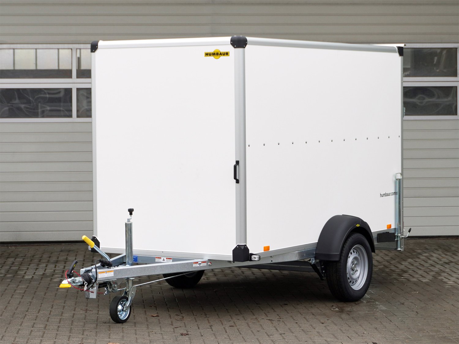 Humbaur Kofferanhänger HK 133015-18P FlexZurr – Rampe – 100 km/h – Zurrschienen – Ladefläche 304 × 151 cm – 1300 kg – Einachser – Ansicht 1