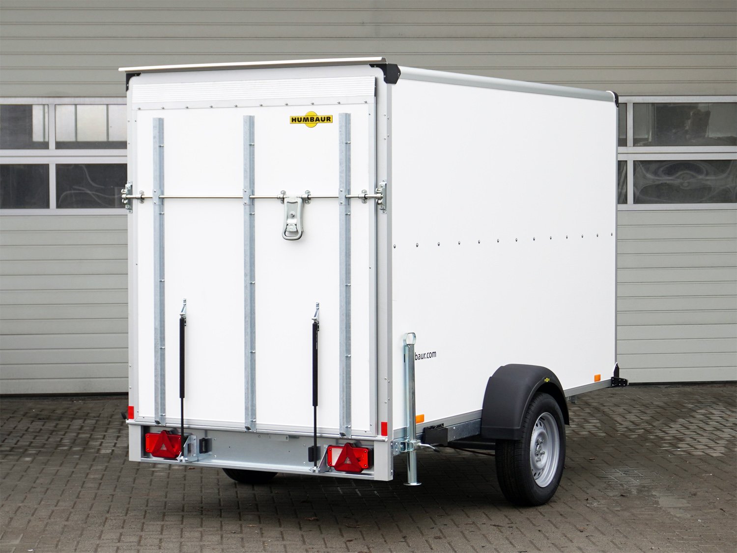 Humbaur Kofferanhänger HK 133015-18P FlexZurr – Rampe – 100 km/h – Zurrschienen – Ladefläche 304 × 151 cm – 1300 kg – Einachser – Ansicht 2