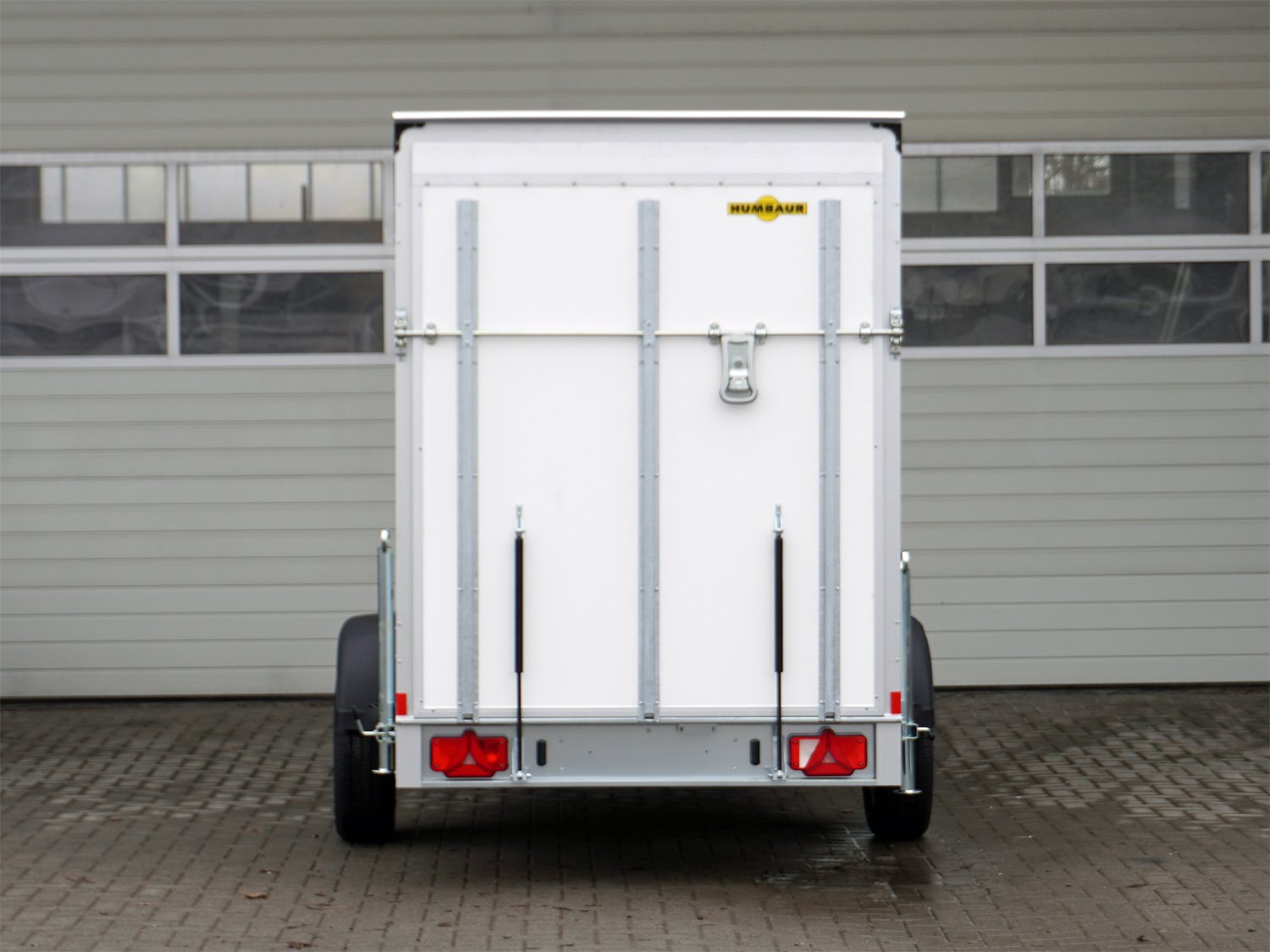 Humbaur Kofferanhänger HK 133015-18P FlexZurr – Rampe – 100 km/h – Zurrschienen – Ladefläche 304 × 151 cm – 1300 kg – Einachser – Ansicht 3