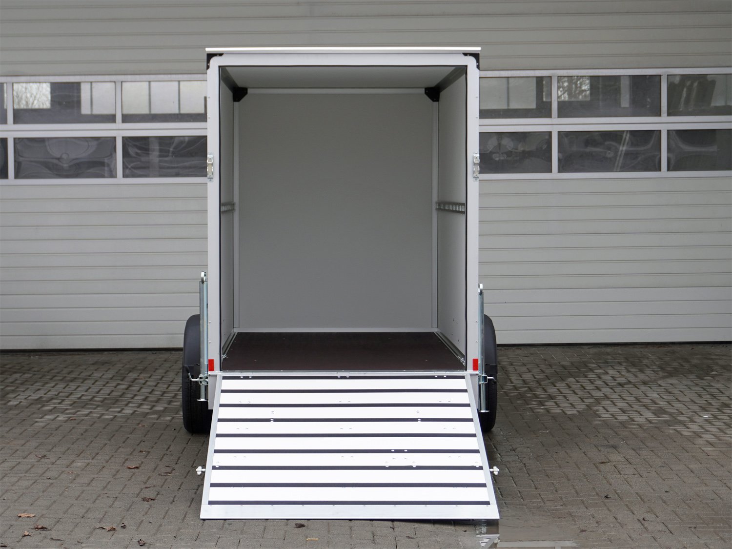 Humbaur Kofferanhänger HK 133015-18P FlexZurr – Rampe – 100 km/h – Zurrschienen – Ladefläche 304 × 151 cm – 1300 kg – Einachser – Ansicht 4