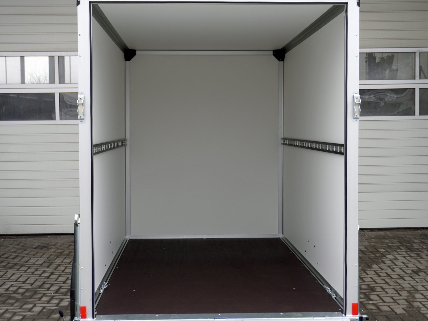 Humbaur Kofferanhänger HK 133015-18P FlexZurr – Rampe – 100 km/h – Zurrschienen – Ladefläche 304 × 151 cm – 1300 kg – Einachser – Ansicht 5