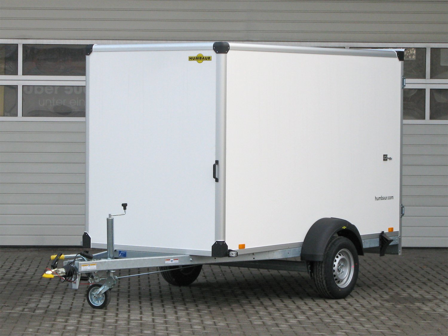 Humbaur Kofferanhänger HK 133015-18P FlexZurr – Rampe – Ladefläche 304 × 151 cm – 1300 kg – Einachser – Ansicht 1
