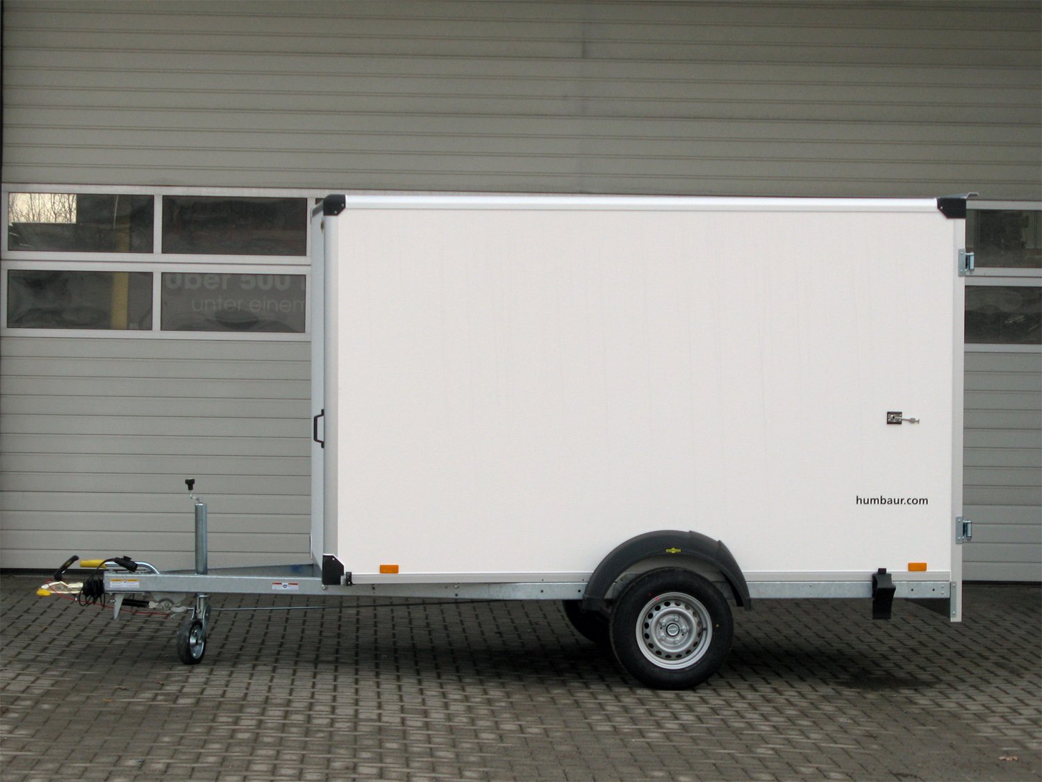 Humbaur Kofferanhänger HK 133015-18P FlexZurr – Rampe – Ladefläche 304 × 151 cm – 1300 kg – Einachser – Ansicht 2